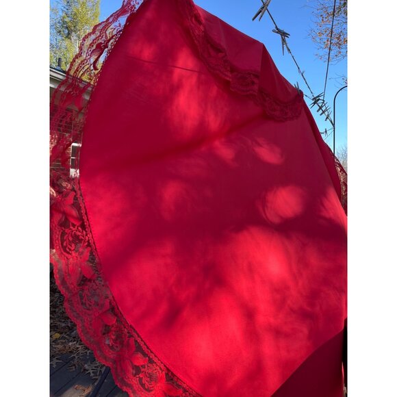 Tablecloth 66" Red Round Lace Edge Valentine's Holiday Linens Romantic Vintage - Picture 6 of 6